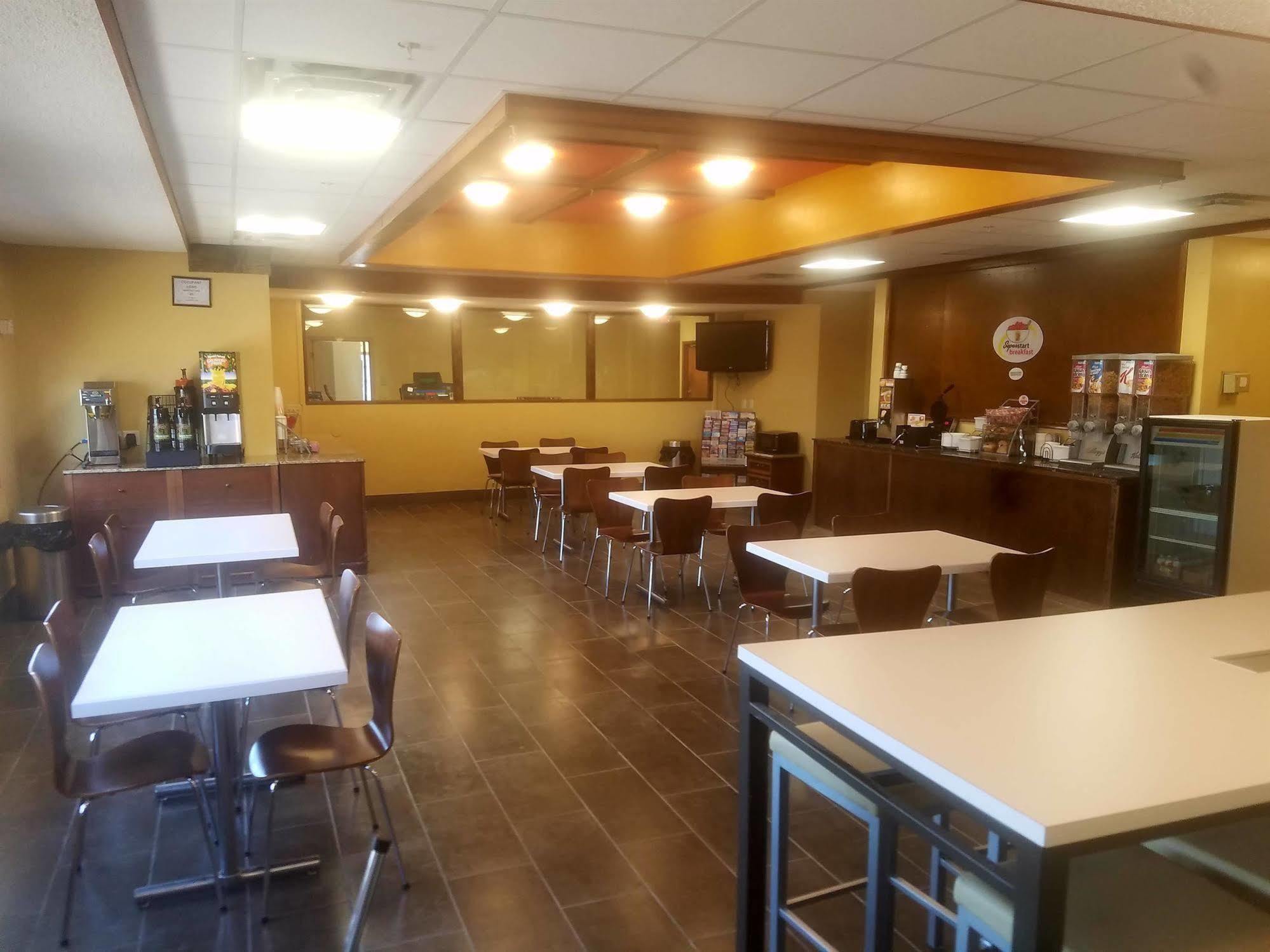 Super 8 By Wyndham Casper East/Evansville Екстериор снимка