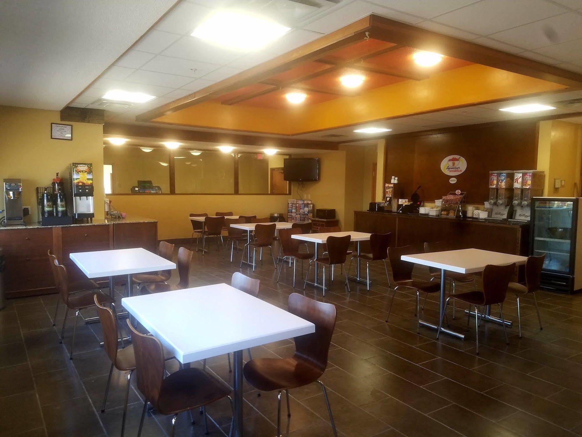 Super 8 By Wyndham Casper East/Evansville Екстериор снимка
